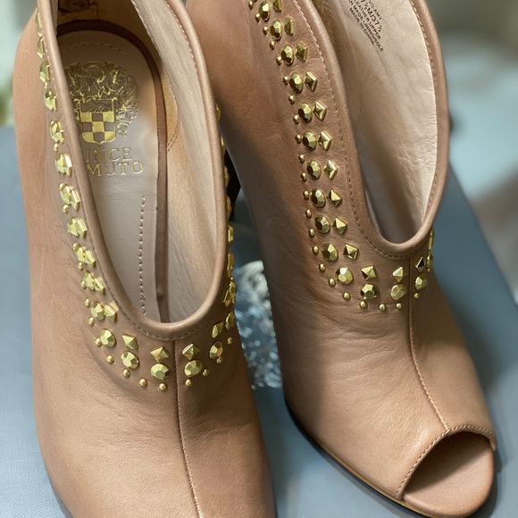 ***SOLD***Vince Camuto Bootie - Picture 2 of 4